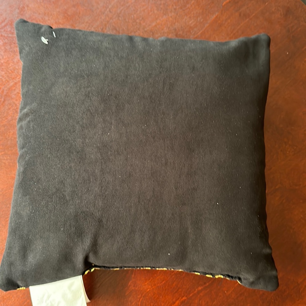 Gold throw pillows - Picture 3 of 8